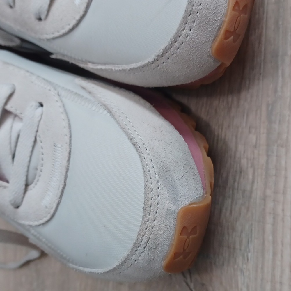 Size 9.5 - UNDER ARMOUR sneakers. White & pink gym shoes. Round toe lace closure - Picture 9 of 16